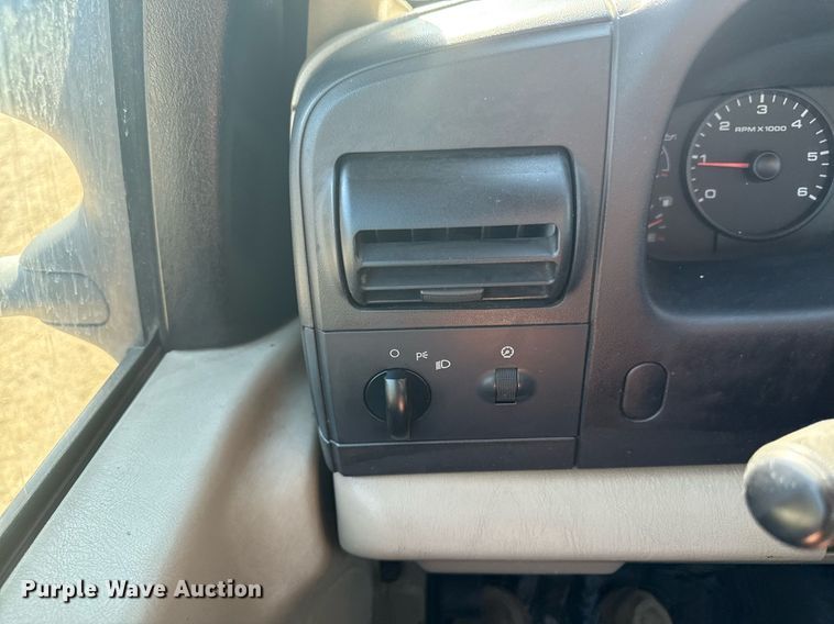 image for item DZ4051 2006 Ford F350 Super Duty flatbed pickup truck