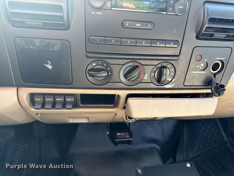 image for item DZ4051 2006 Ford F350 Super Duty flatbed pickup truck