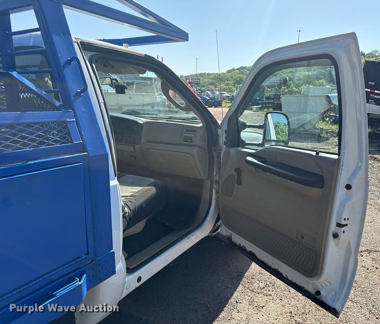 image for item DZ4051 2006 Ford F350 Super Duty flatbed pickup truck