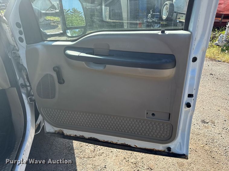 image for item DZ4051 2006 Ford F350 Super Duty flatbed pickup truck