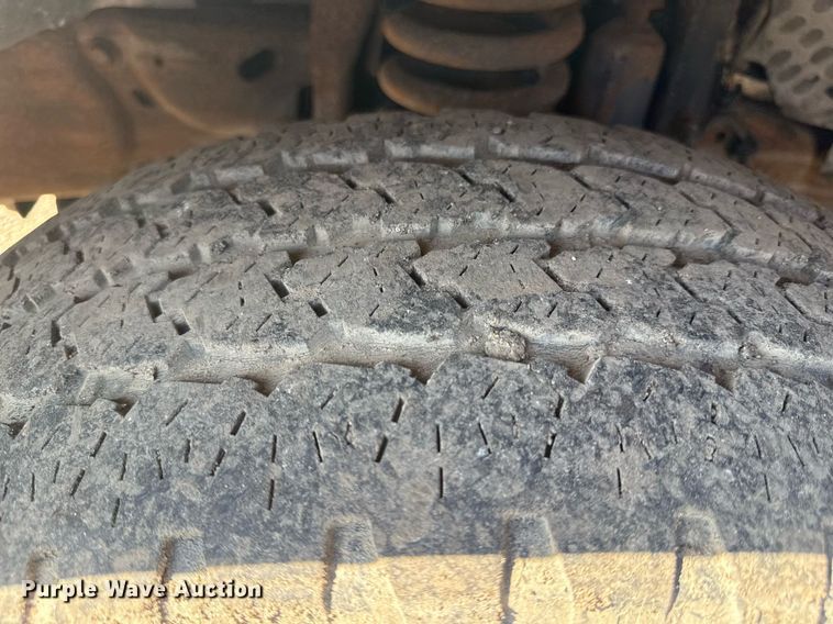 image for item DZ4051 2006 Ford F350 Super Duty flatbed pickup truck