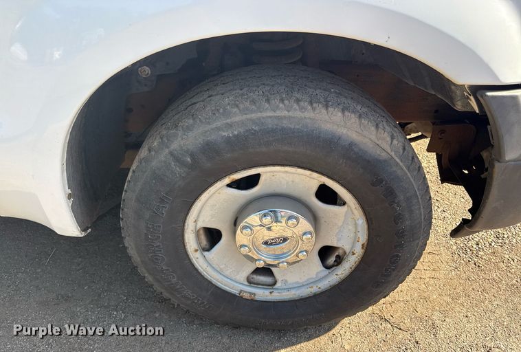 image for item DZ4051 2006 Ford F350 Super Duty flatbed pickup truck