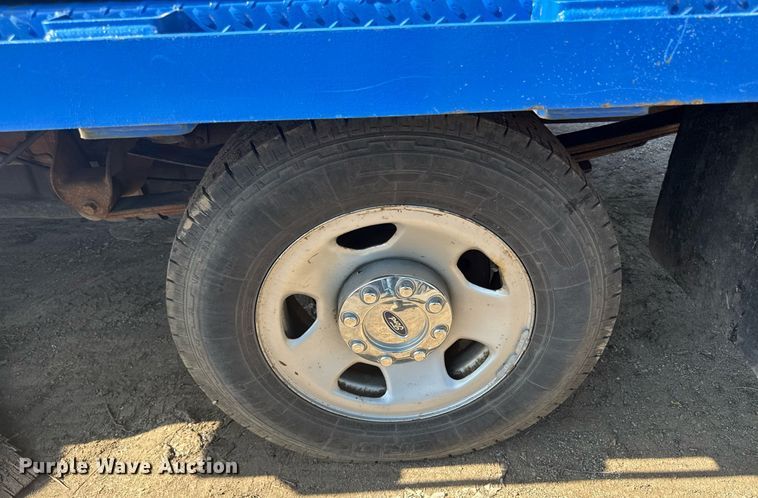 image for item DZ4051 2006 Ford F350 Super Duty flatbed pickup truck