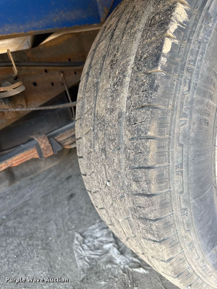 image for item DZ4051 2006 Ford F350 Super Duty flatbed pickup truck