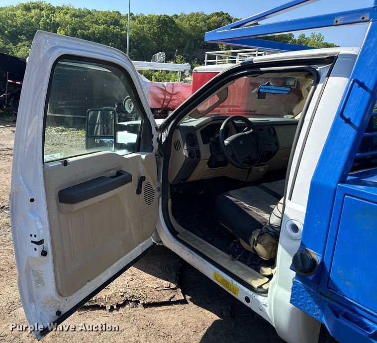 image for item DZ4053 2008 Ford F350 Super Duty flatbed pickup truck