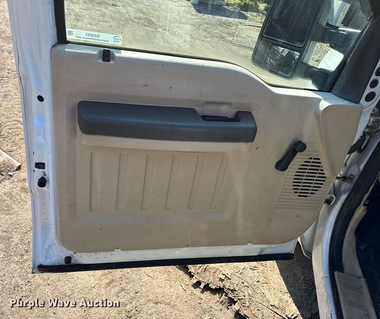 image for item DZ4053 2008 Ford F350 Super Duty flatbed pickup truck