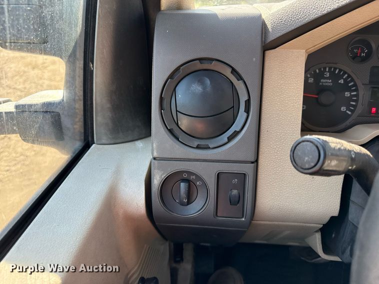 image for item DZ4053 2008 Ford F350 Super Duty flatbed pickup truck