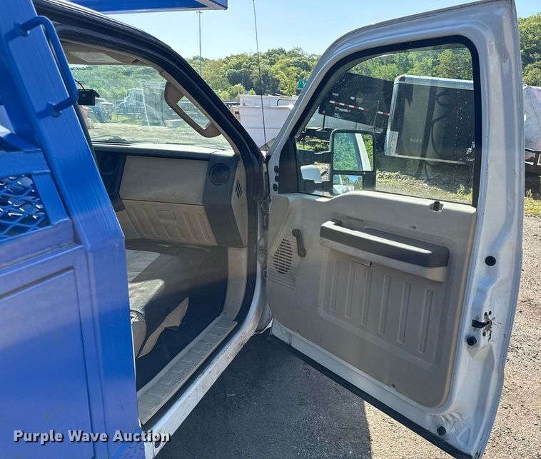 image for item DZ4053 2008 Ford F350 Super Duty flatbed pickup truck