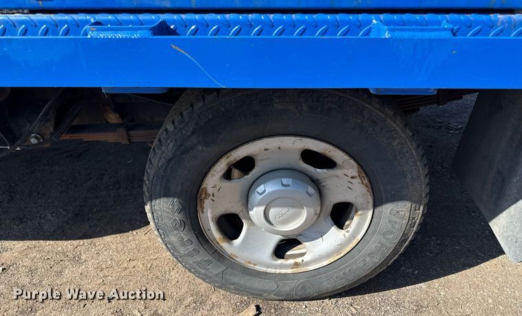 image for item DZ4053 2008 Ford F350 Super Duty flatbed pickup truck