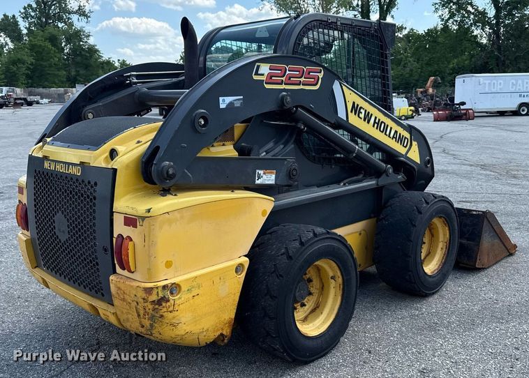 image for item DZ4084 2013 New Holland L225 skid steer loader