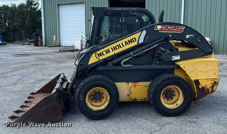 image for item DZ4084 2013 New Holland L225 skid steer loader