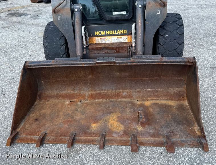 image for item DZ4084 2013 New Holland L225 skid steer loader