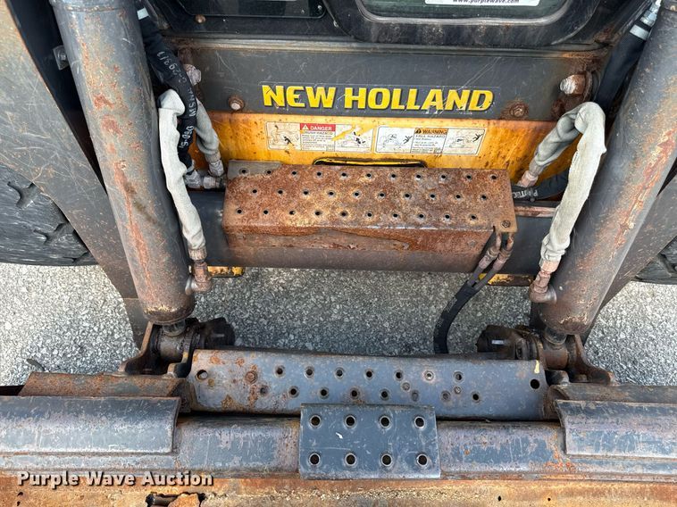 image for item DZ4084 2013 New Holland L225 skid steer loader