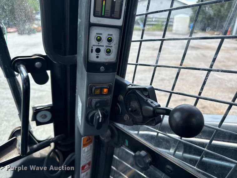 image for item DZ4084 2013 New Holland L225 skid steer loader