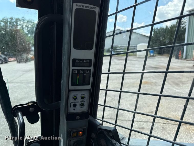 image for item DZ4084 2013 New Holland L225 skid steer loader