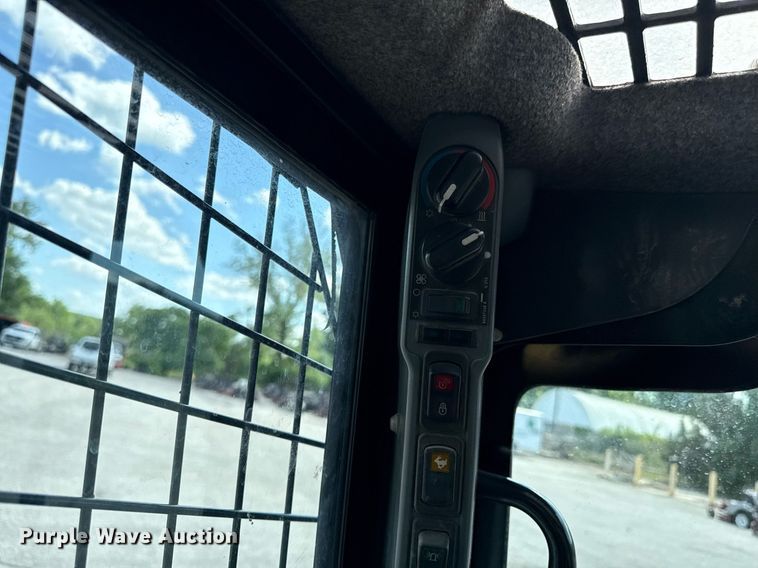 image for item DZ4084 2013 New Holland L225 skid steer loader