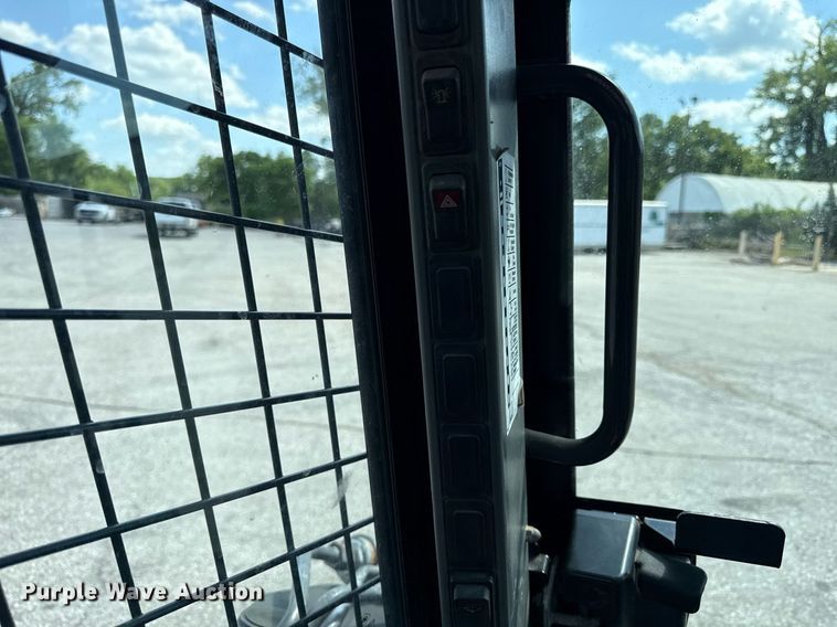 image for item DZ4084 2013 New Holland L225 skid steer loader