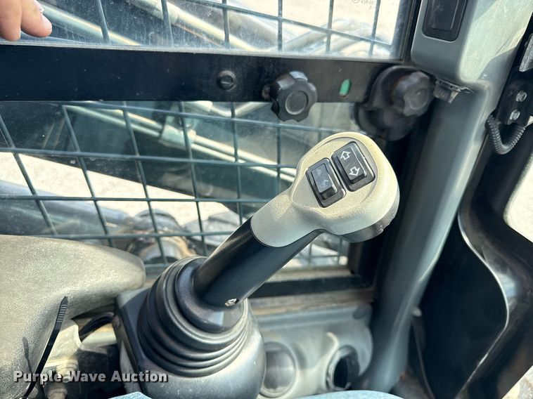 image for item DZ4084 2013 New Holland L225 skid steer loader