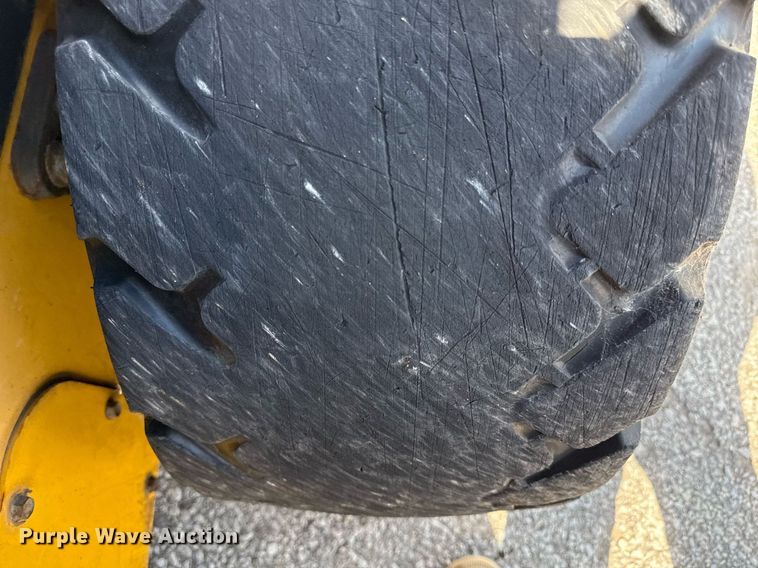 image for item DZ4084 2013 New Holland L225 skid steer loader