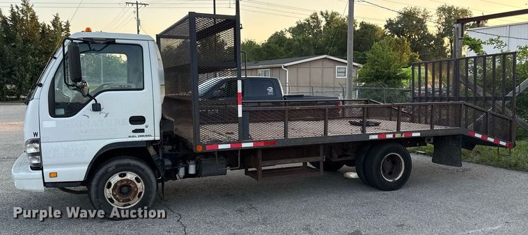 image for item DZ4087 2007 Isuzu NPR flatbed truck