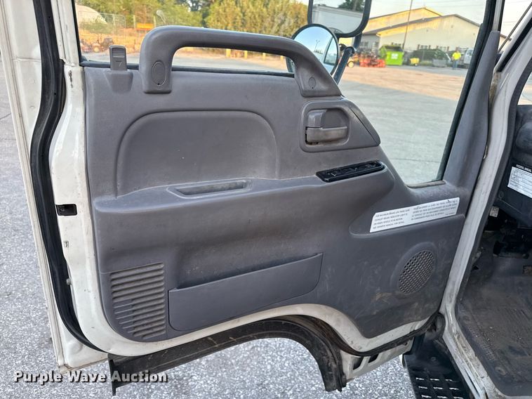 image for item DZ4087 2007 Isuzu NPR flatbed truck