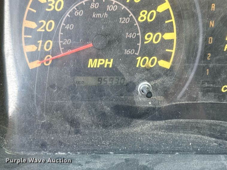 image for item DZ4087 2007 Isuzu NPR flatbed truck