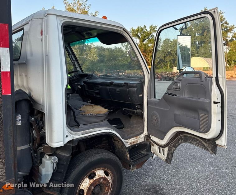 image for item DZ4087 2007 Isuzu NPR flatbed truck