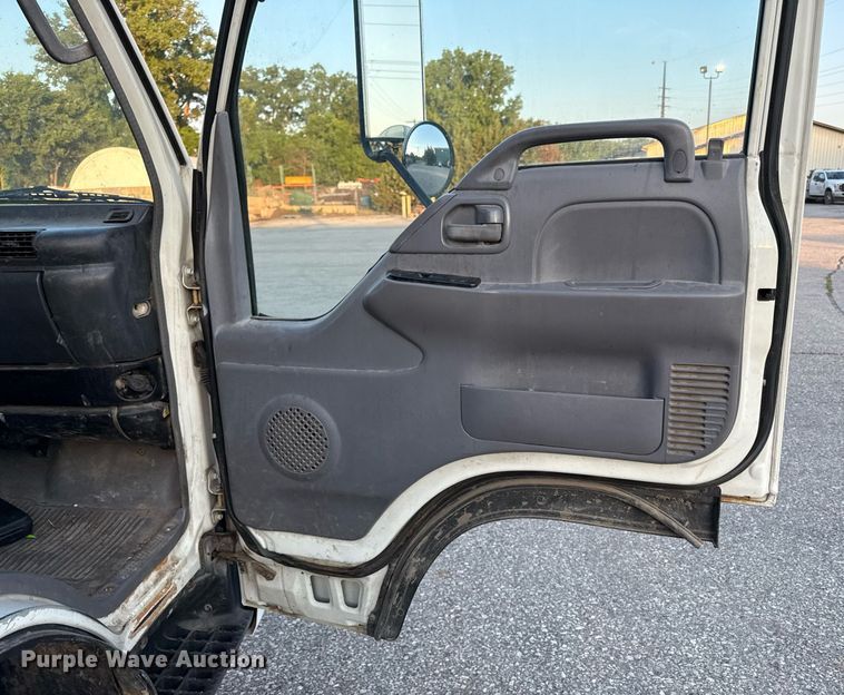 image for item DZ4087 2007 Isuzu NPR flatbed truck