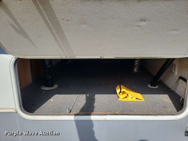 image for item EA2440 2003 Keystone Sprinter camper