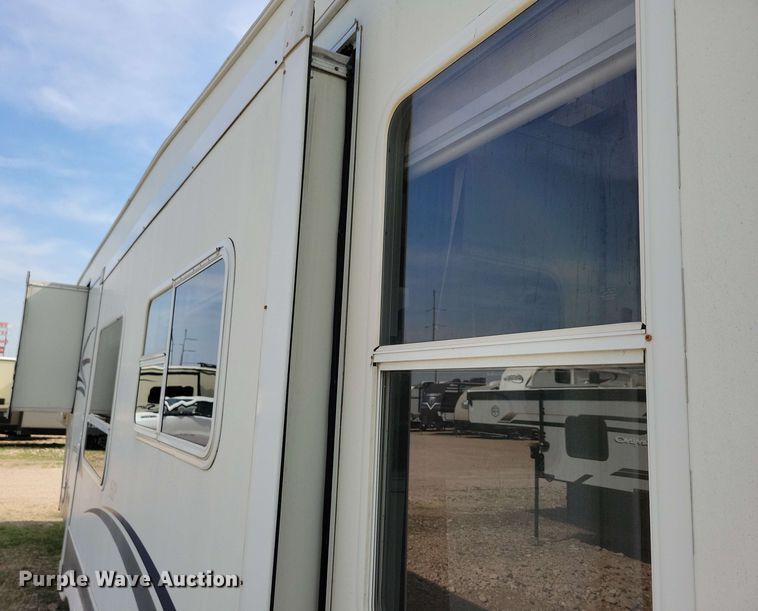 image for item EA2440 2003 Keystone Sprinter camper