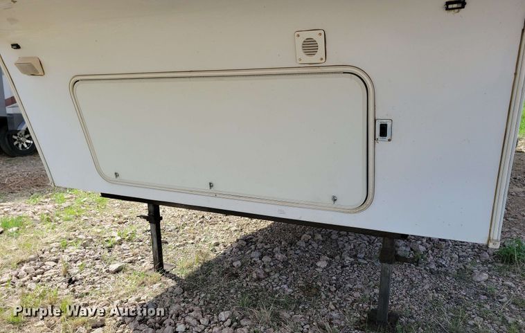 image for item EA2440 2003 Keystone Sprinter camper