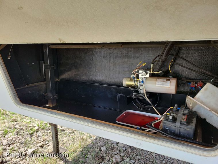 image for item EA2440 2003 Keystone Sprinter camper