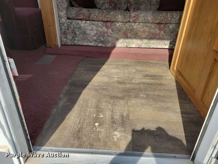 image for item EA2440 2003 Keystone Sprinter camper