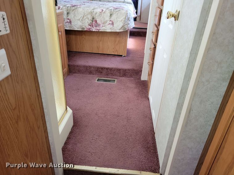 image for item EA2440 2003 Keystone Sprinter camper