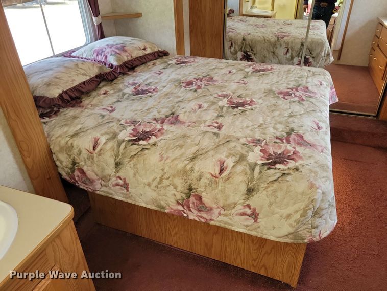 image for item EA2440 2003 Keystone Sprinter camper