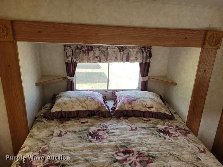 image for item EA2440 2003 Keystone Sprinter camper