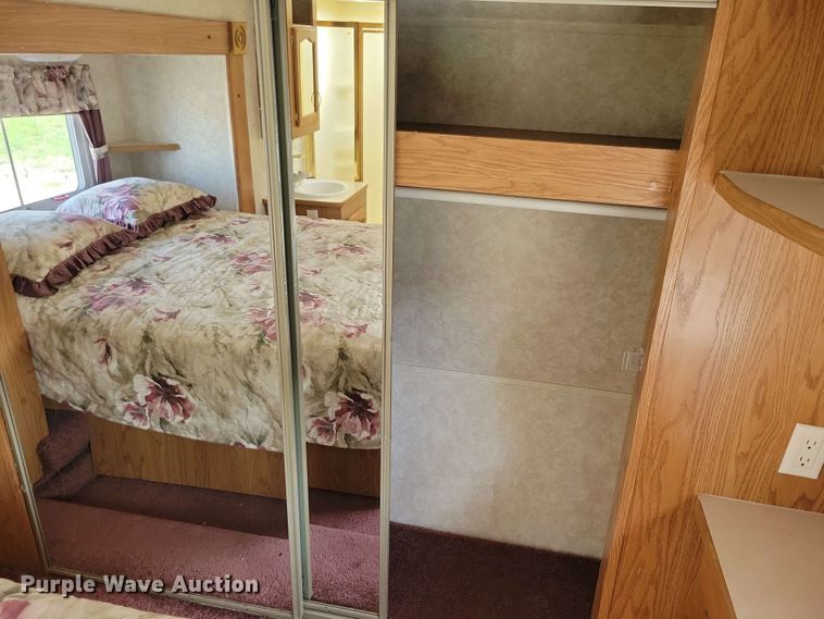 image for item EA2440 2003 Keystone Sprinter camper