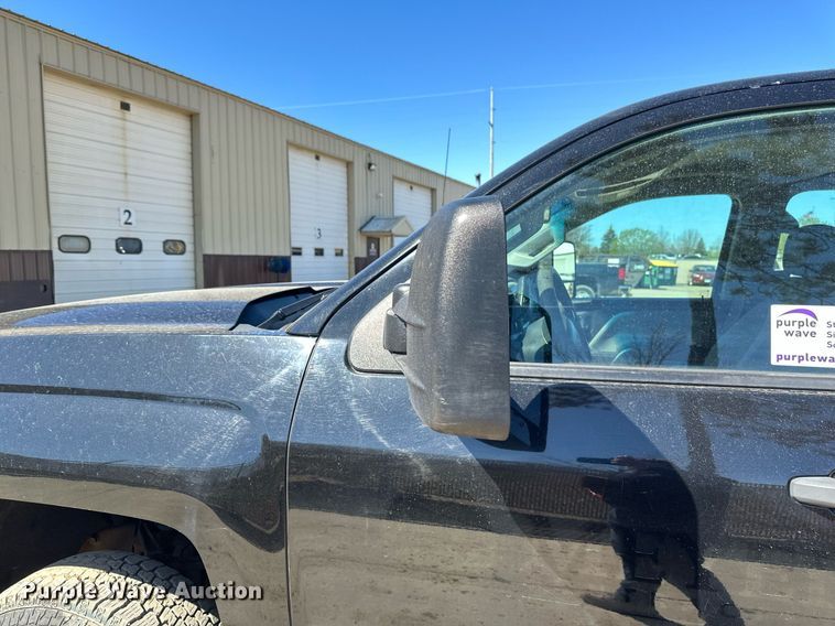 image for item EB2494 2016 Chevrolet Silverado 2500HD Double Cab pickup truck