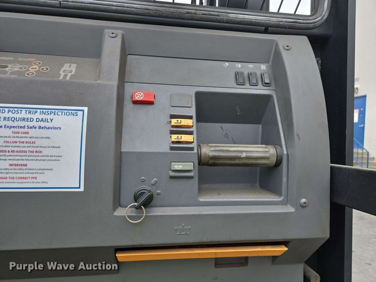 image for item EC1018 2015 Crown SP3520-30 order picker