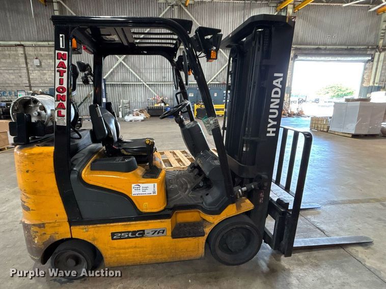 image for item EC3600 Hyundai 25LC-7A forklift