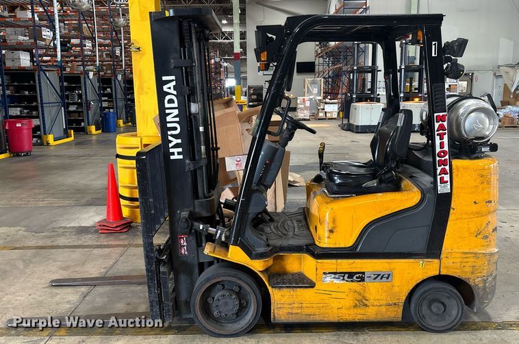 image for item EC3600 Hyundai 25LC-7A forklift