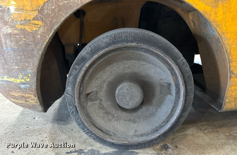 image for item EC3600 Hyundai 25LC-7A forklift