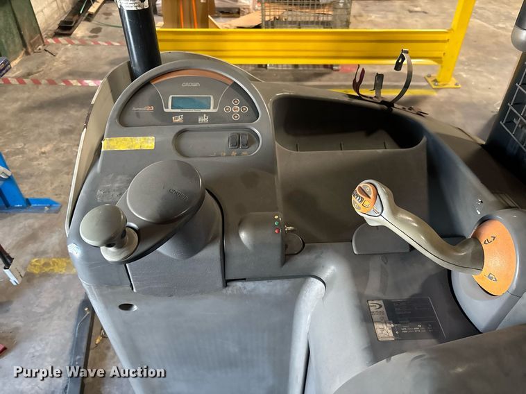 image for item EC3601 Crown RR5725-35 order picker