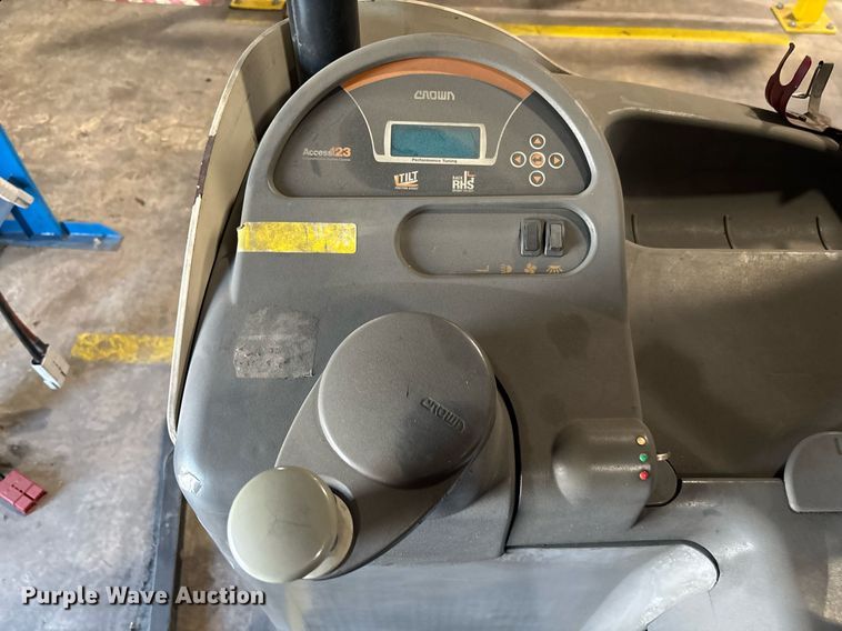 image for item EC3601 Crown RR5725-35 order picker