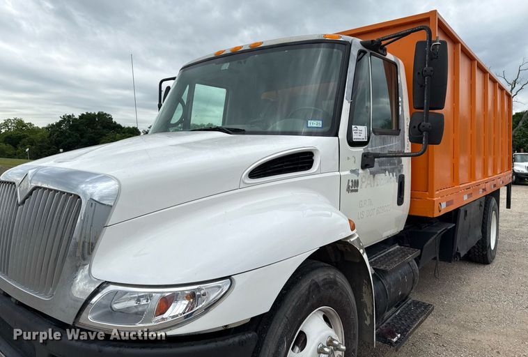 image for item ED5609 2002 International 4300 utility / service truck