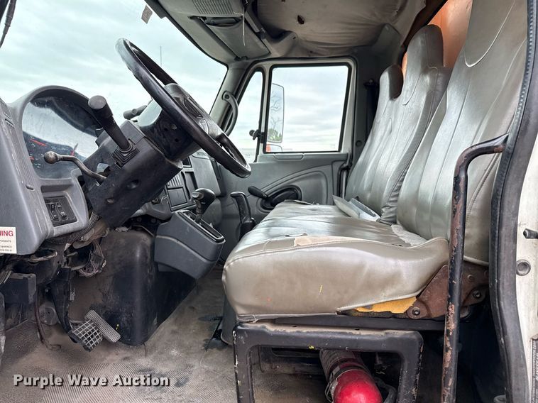 image for item ED5609 2002 International 4300 utility / service truck