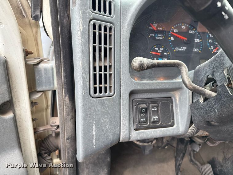 image for item ED5609 2002 International 4300 utility / service truck