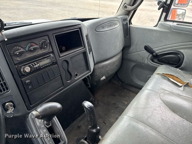 image for item ED5609 2002 International 4300 utility / service truck