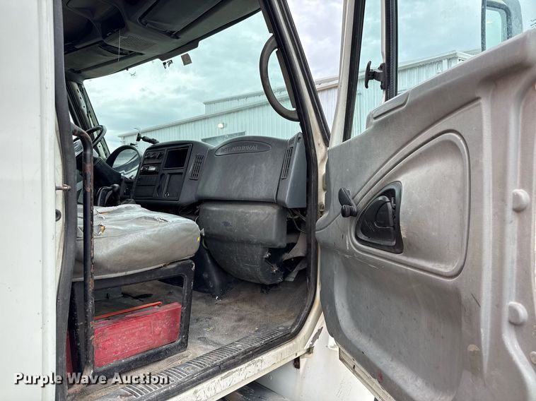 image for item ED5609 2002 International 4300 utility / service truck