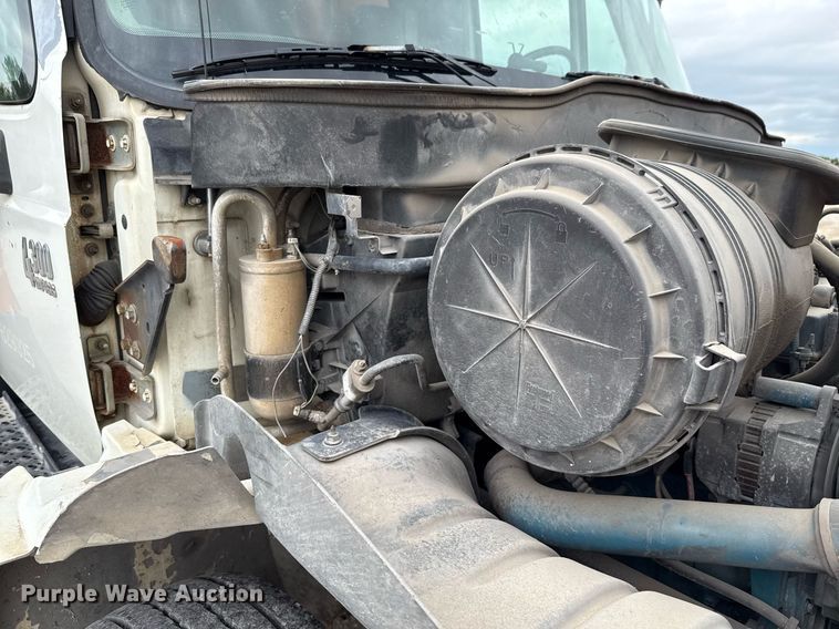 image for item ED5609 2002 International 4300 utility / service truck